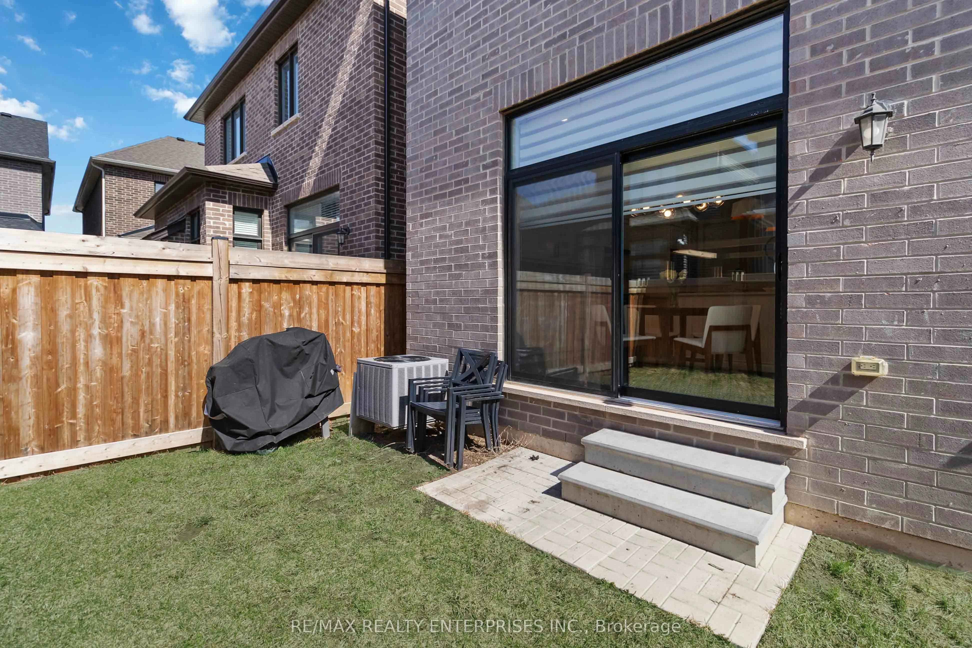 1437 Lakeport Crescent