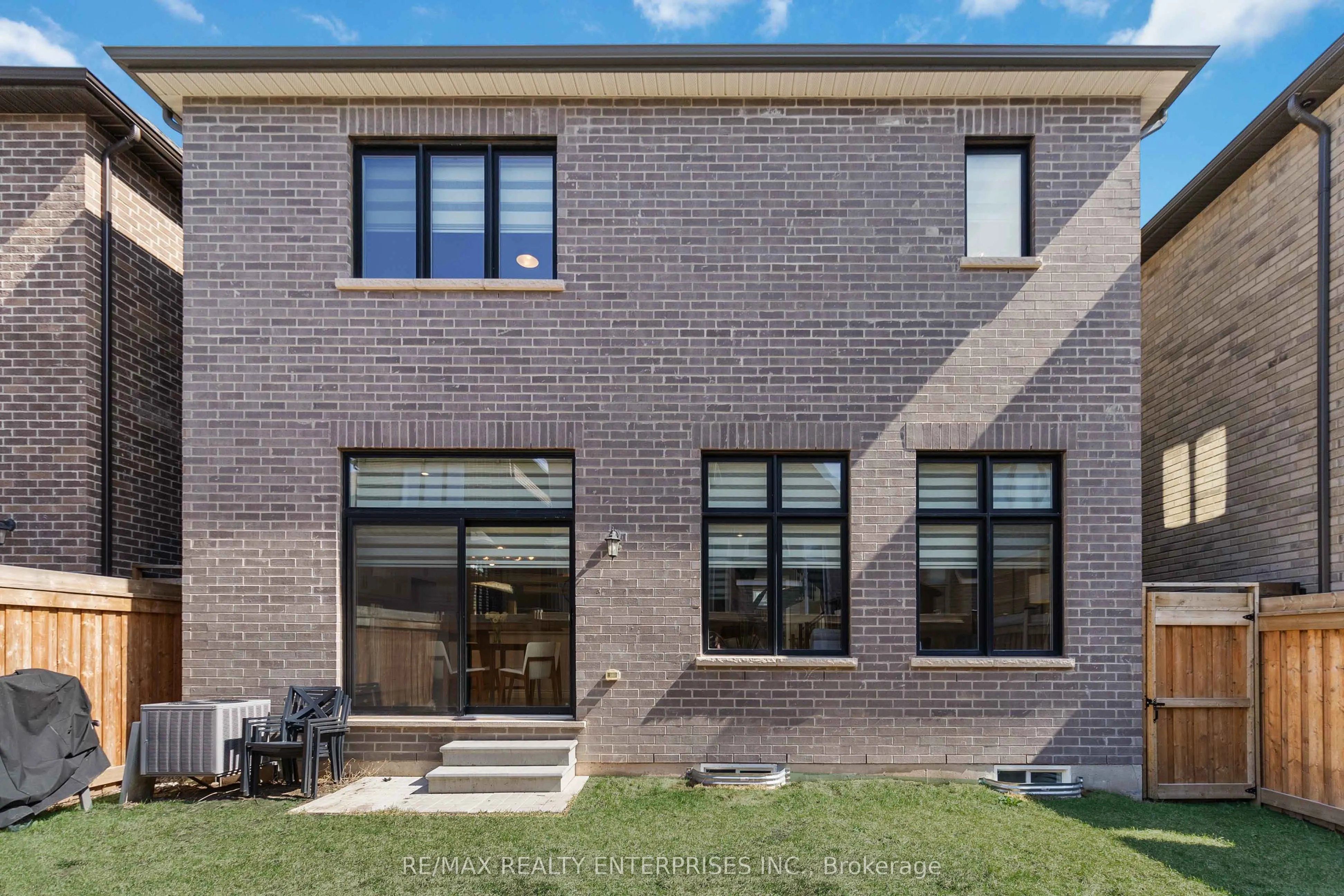 1437 Lakeport Crescent