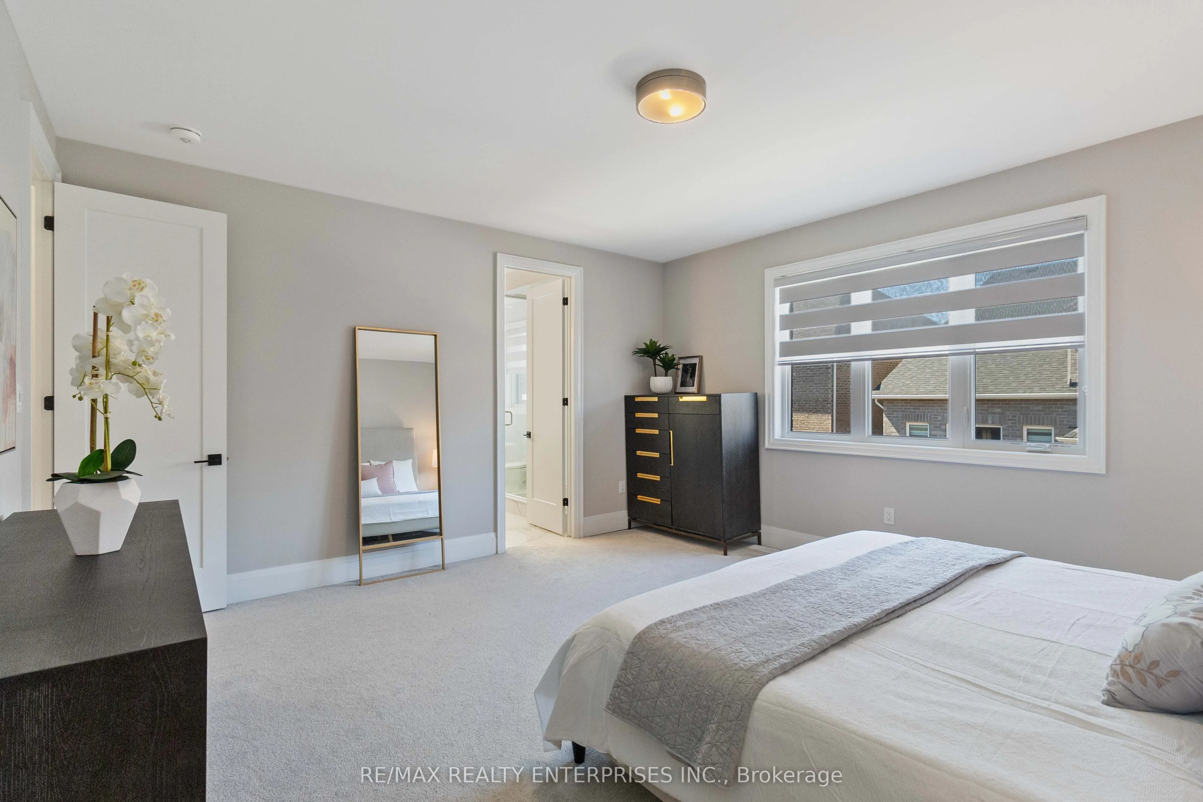 1437 Lakeport Crescent