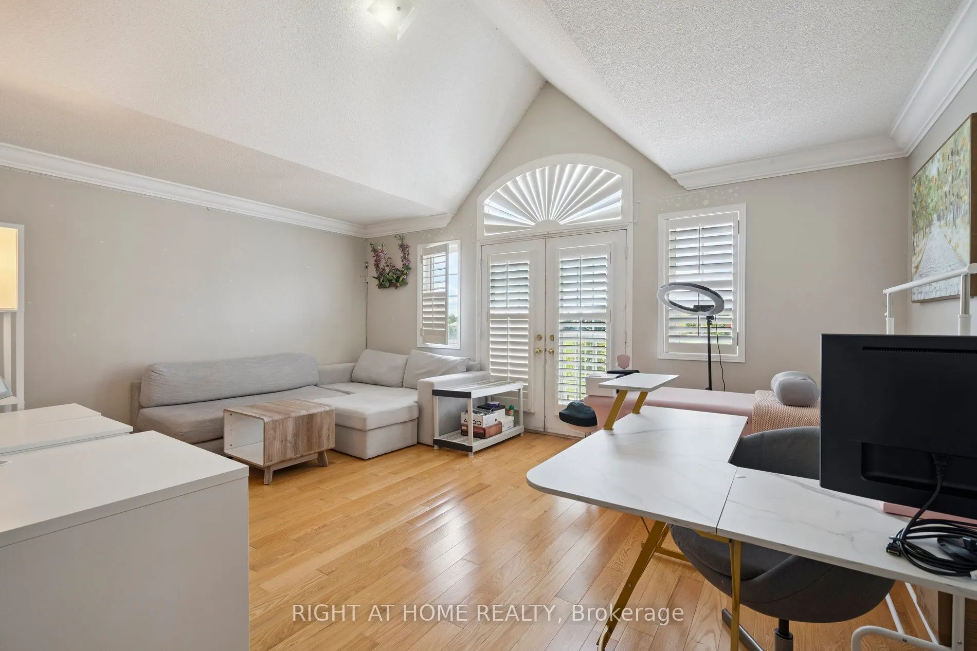 806 White Clover Way