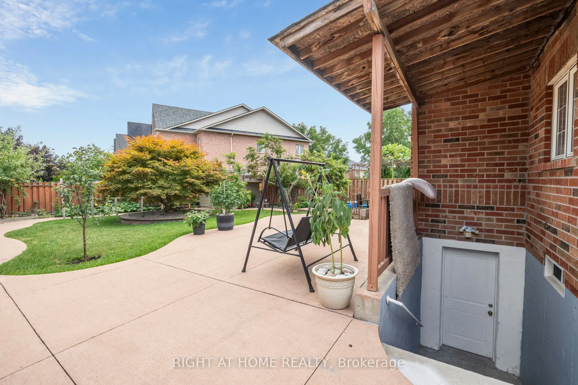 806 White Clover Way