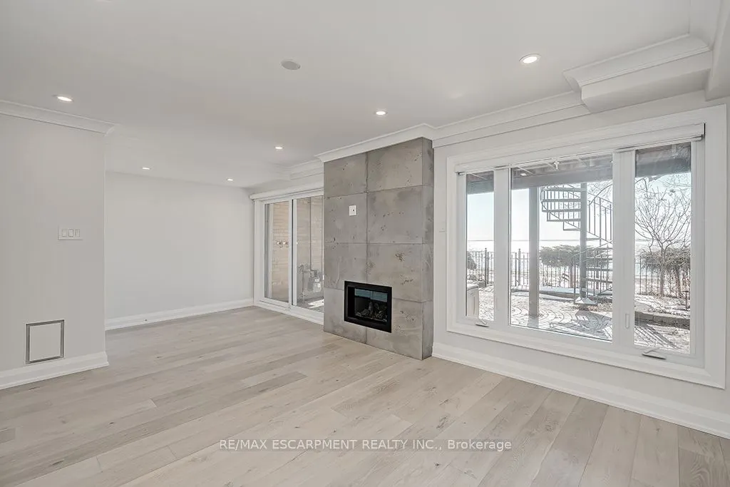 2082 WATER'S EDGE Drive