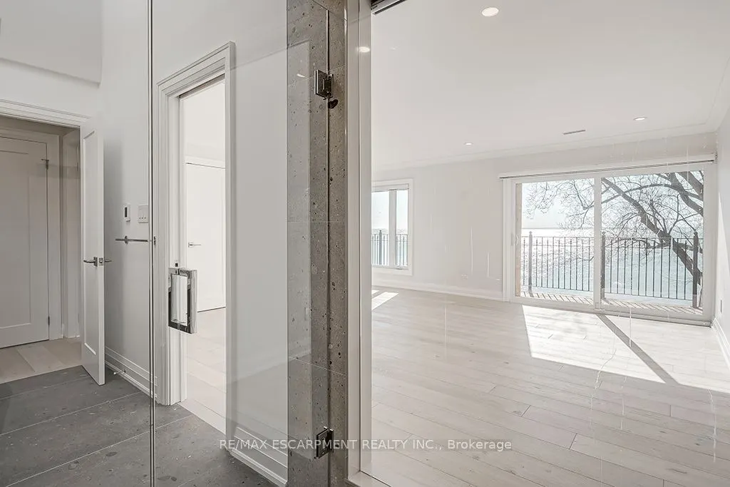 2082 WATER'S EDGE Drive