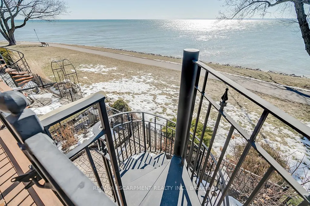 2082 WATER'S EDGE Drive