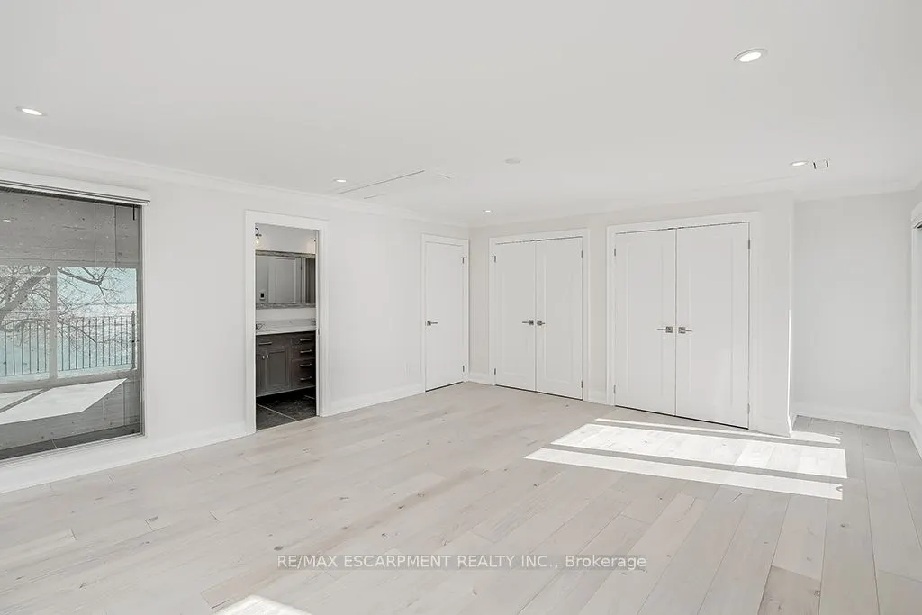 2082 WATER'S EDGE Drive