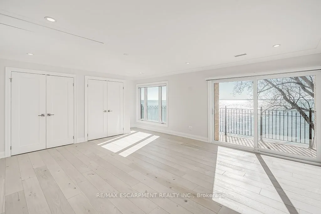 2082 WATER'S EDGE Drive