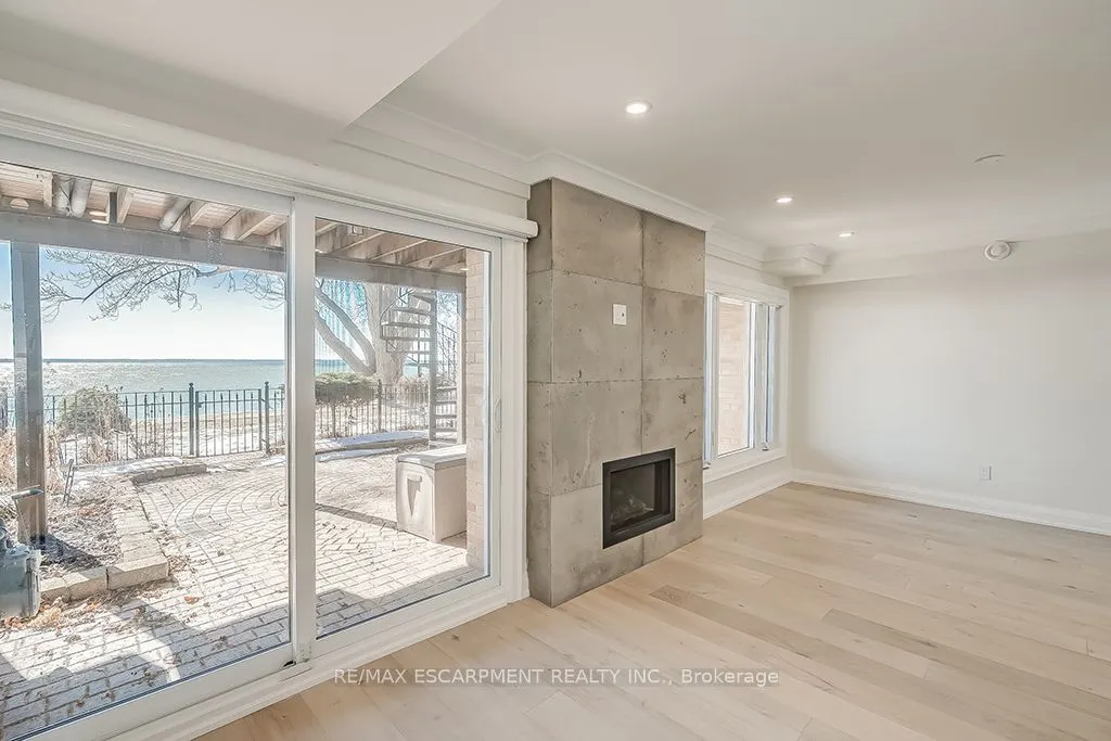 2082 WATER'S EDGE Drive