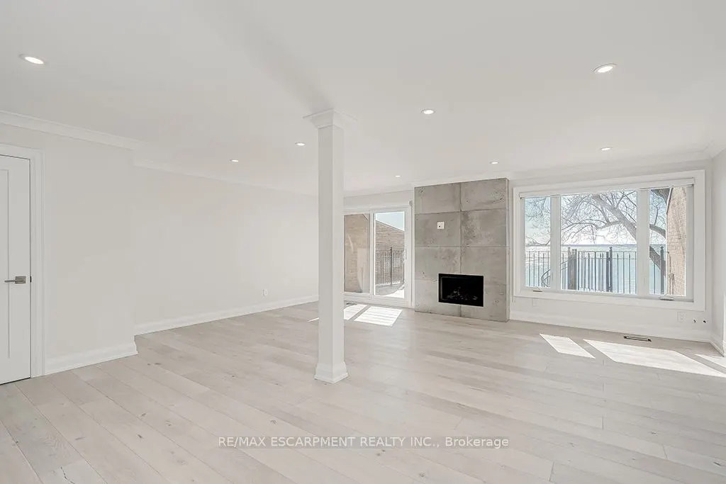 2082 WATER'S EDGE Drive
