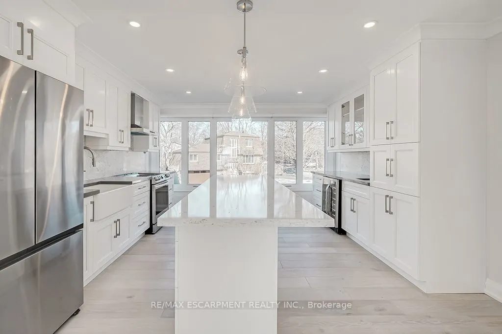 2082 WATER'S EDGE Drive