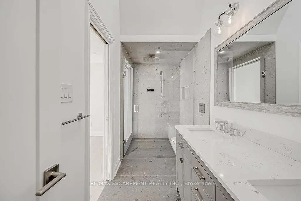 2082 WATER'S EDGE Drive