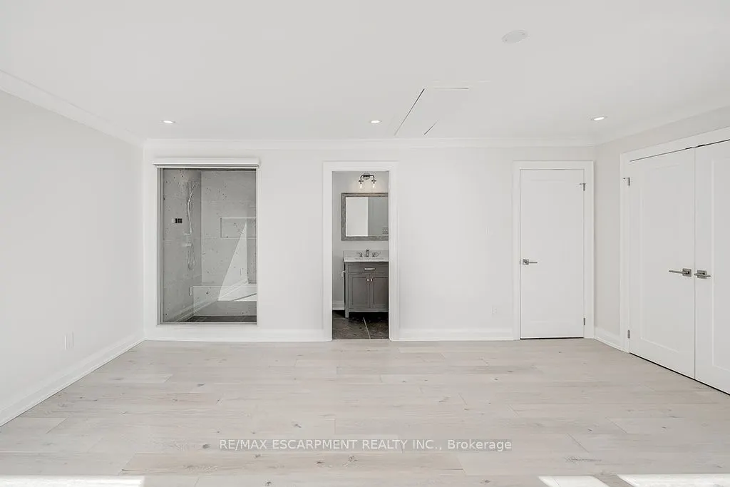 2082 WATER'S EDGE Drive