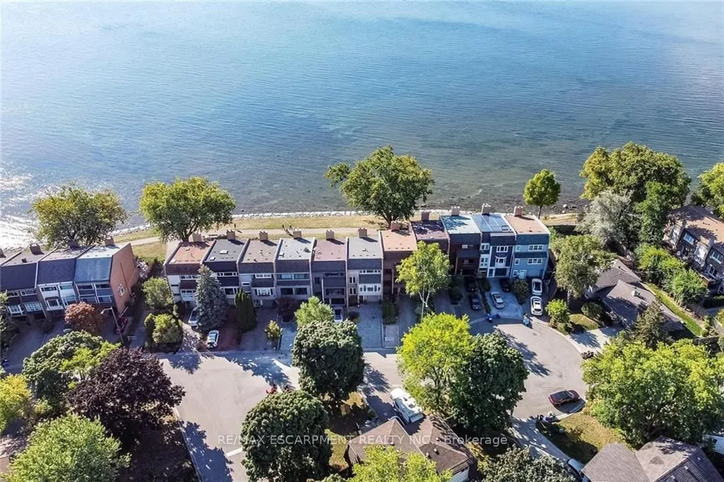 2082 WATER'S EDGE Drive