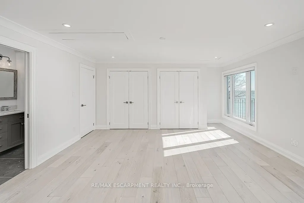 2082 WATER'S EDGE Drive
