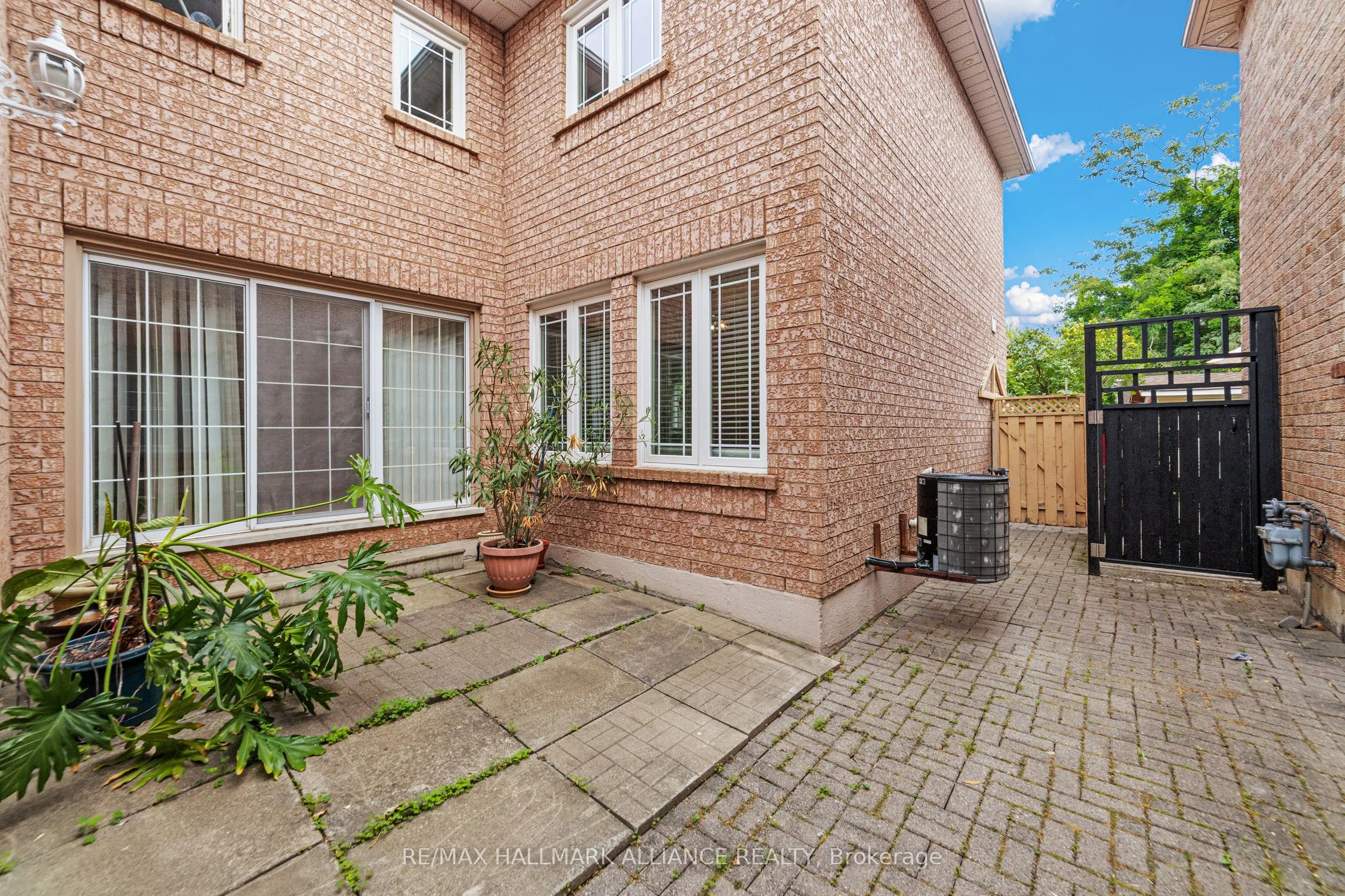 365 Turnberry Crescent