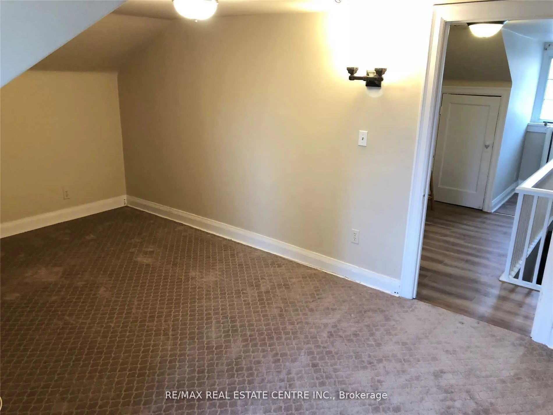22 Nelson Street E, #B