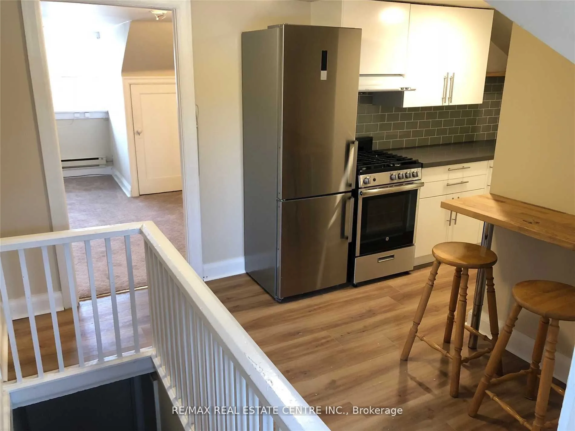 22 Nelson Street E, #B