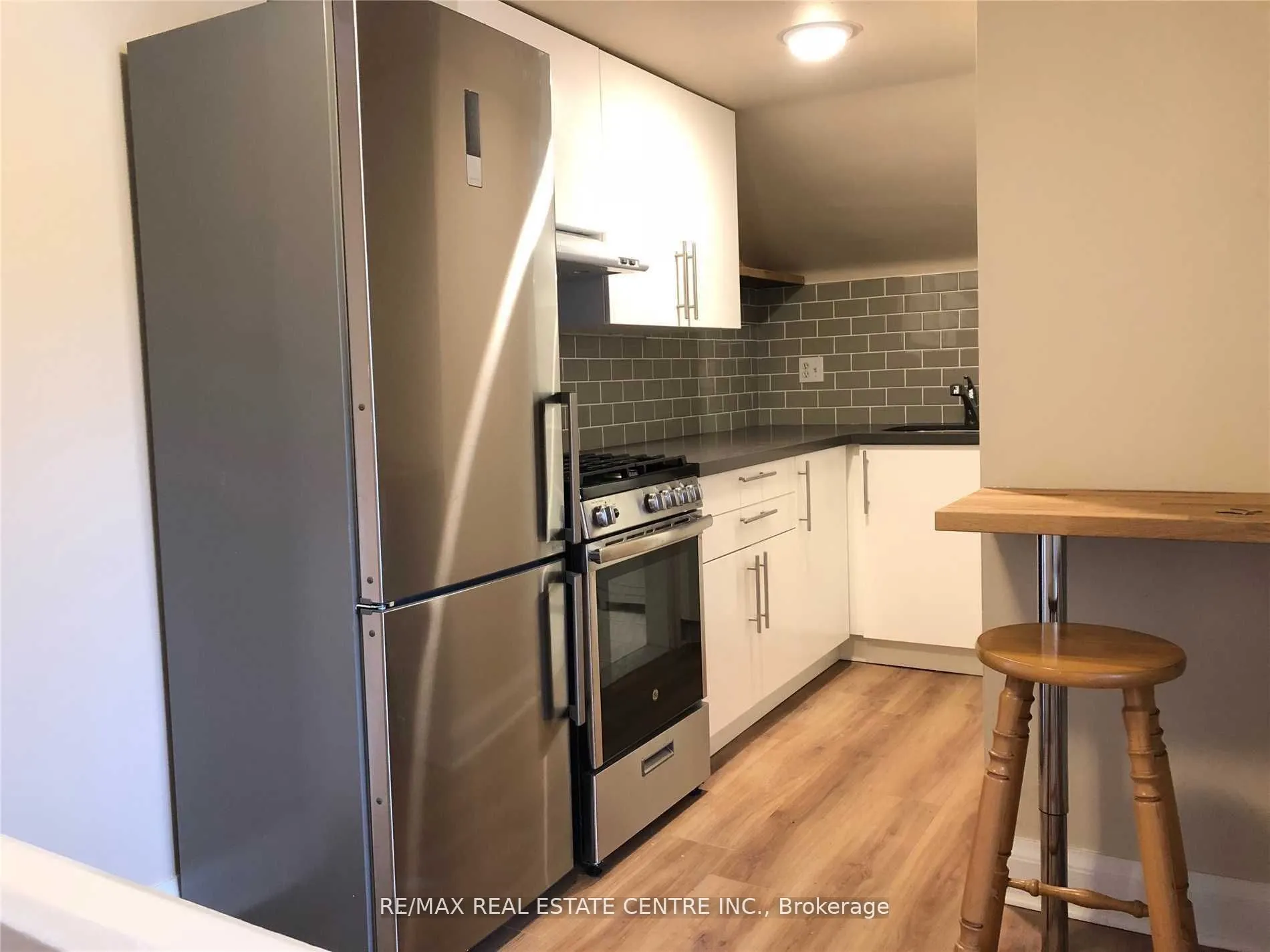 22 Nelson Street E, #B