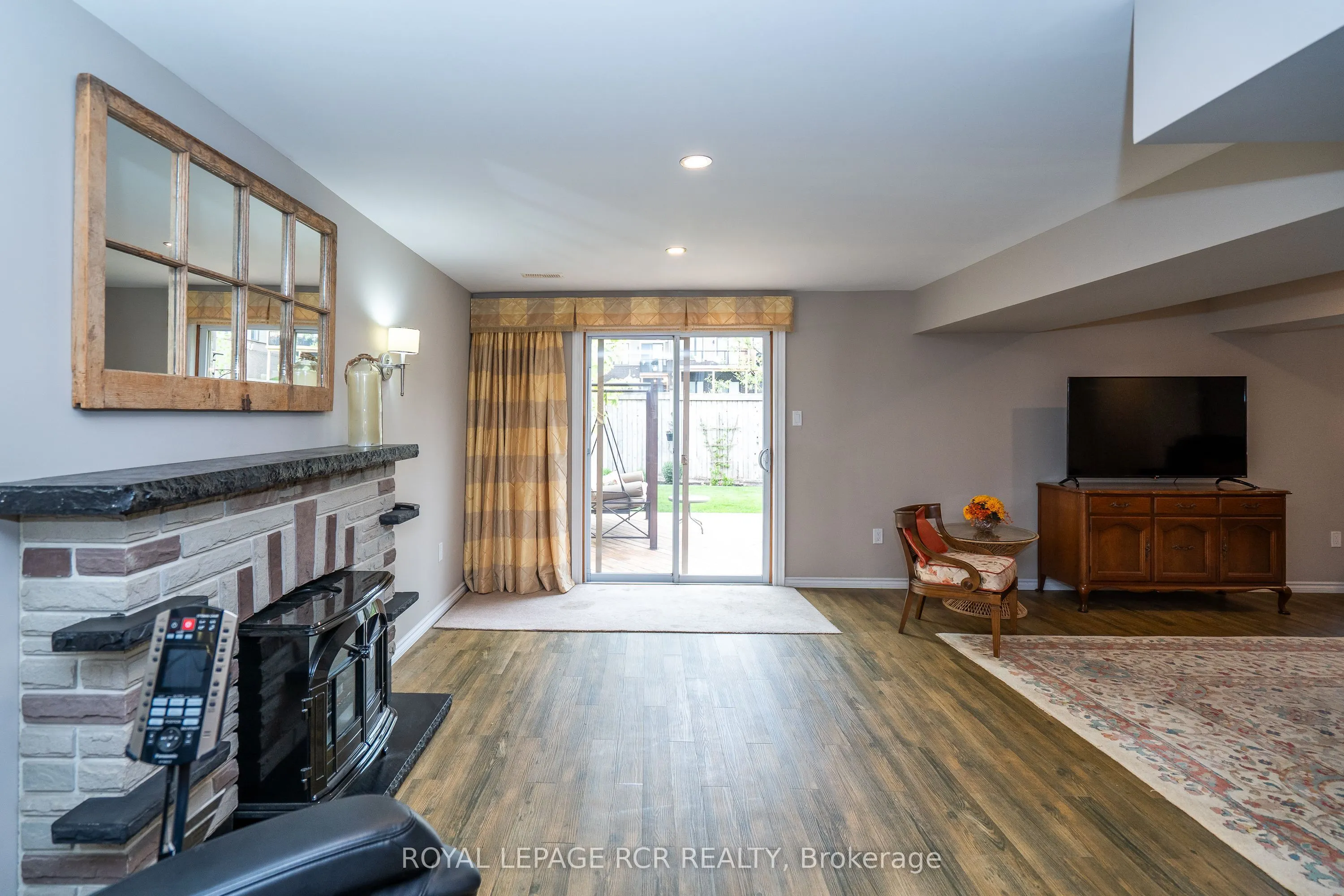 39 Dinnick Crescent