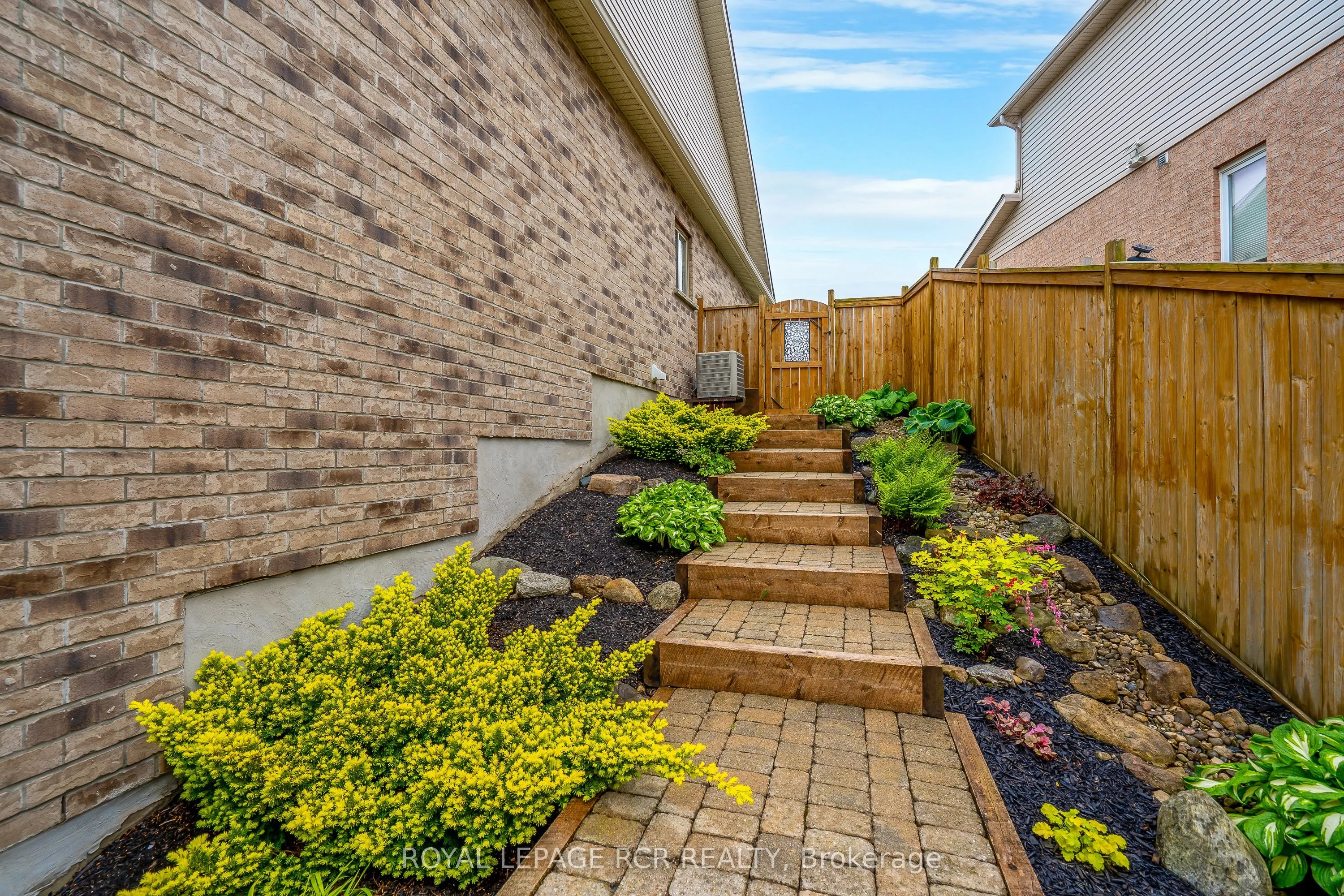 39 Dinnick Crescent