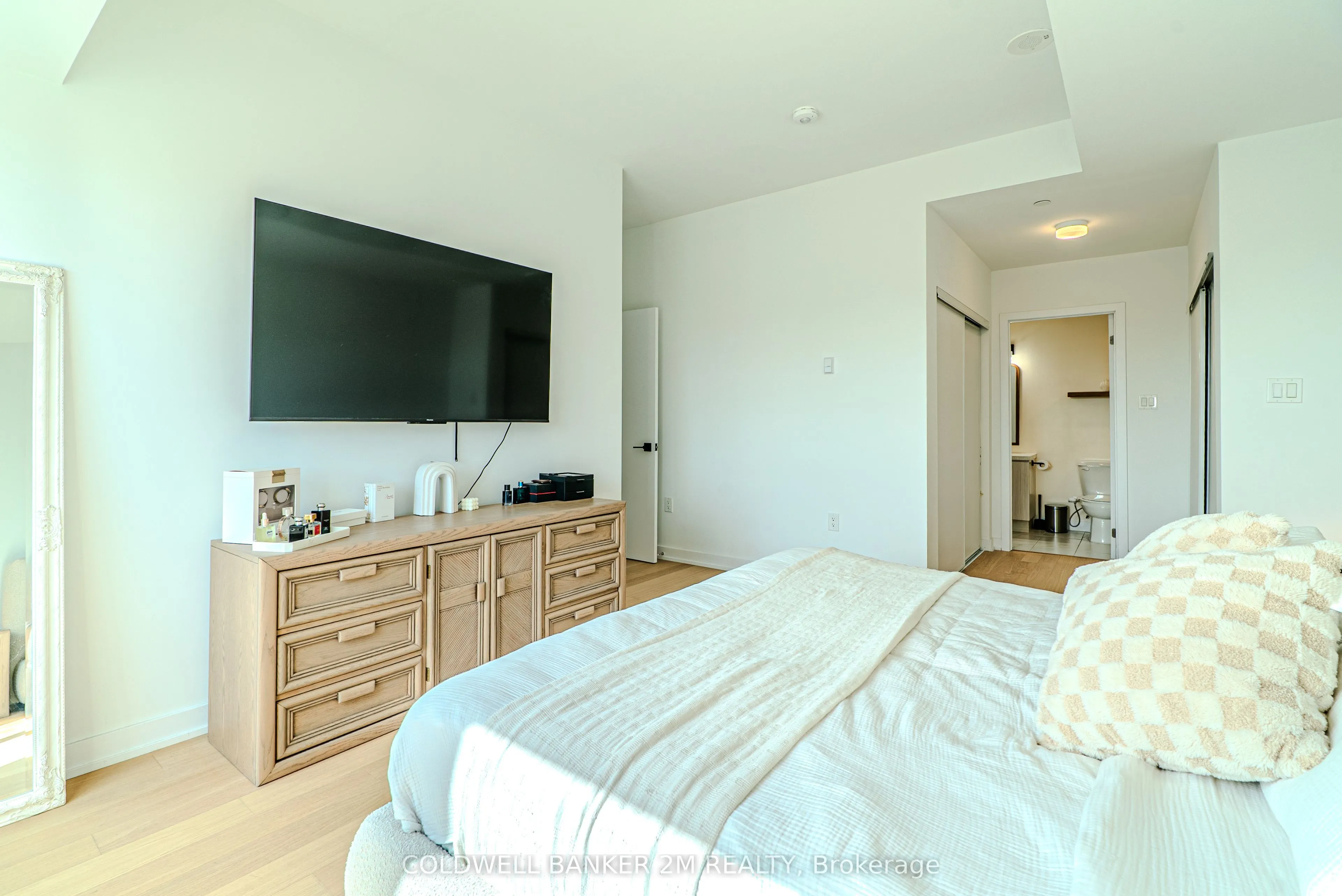2433 Dufferin Street, #817