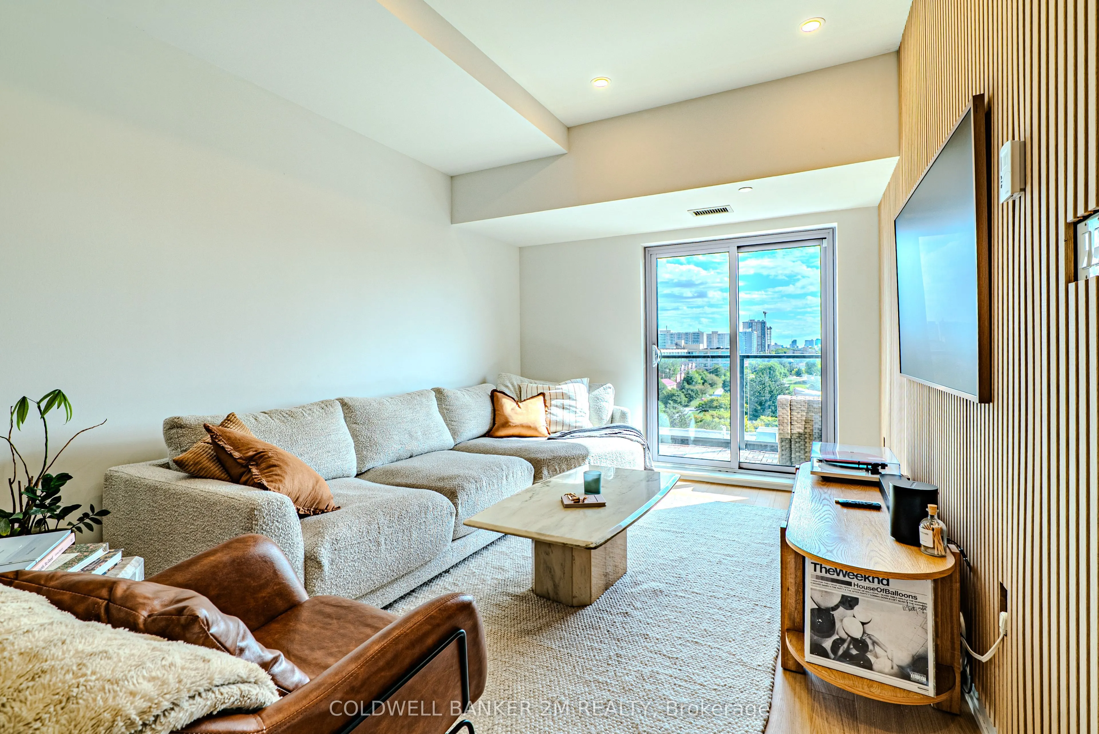 2433 Dufferin Street, #817