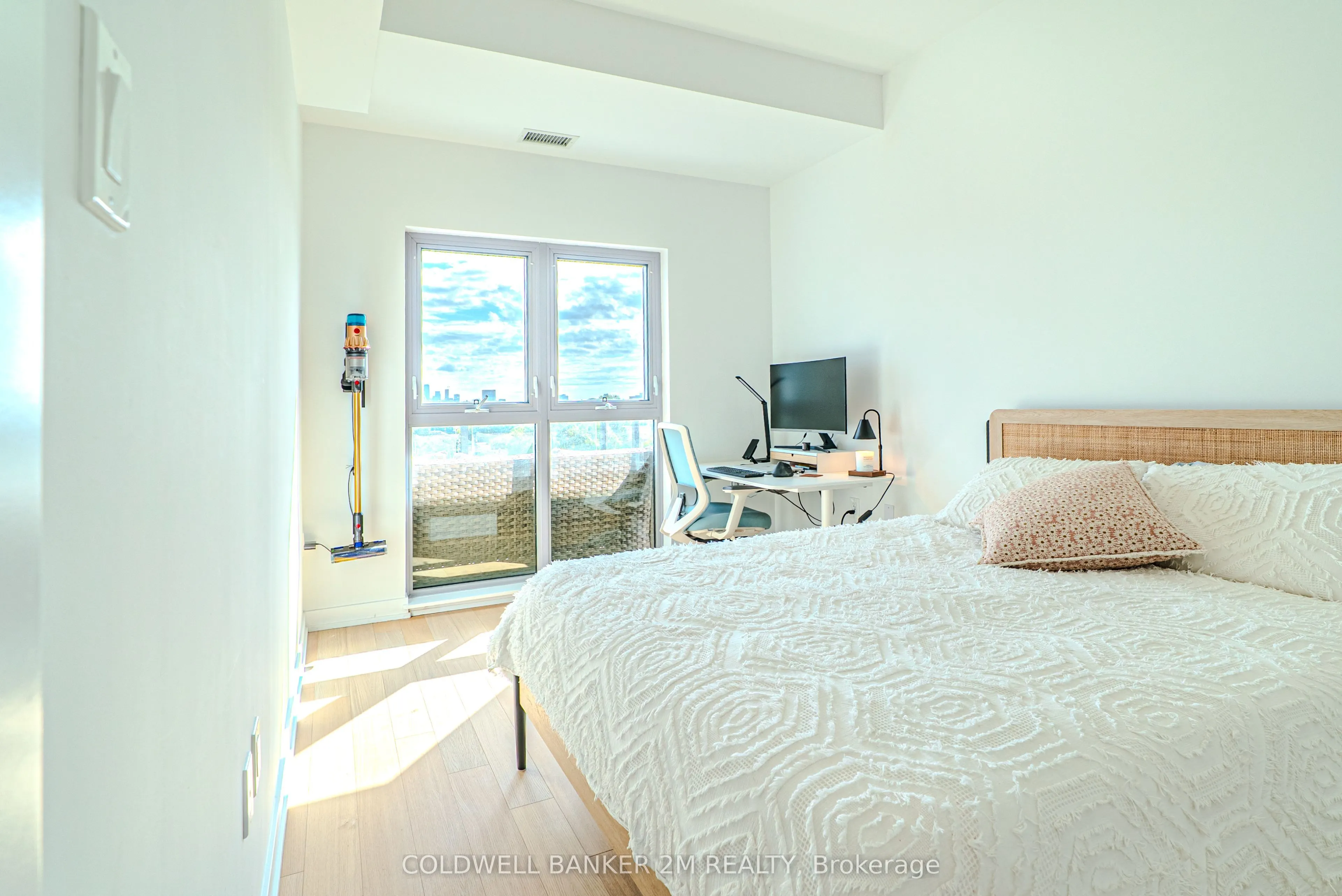 2433 Dufferin Street, #817