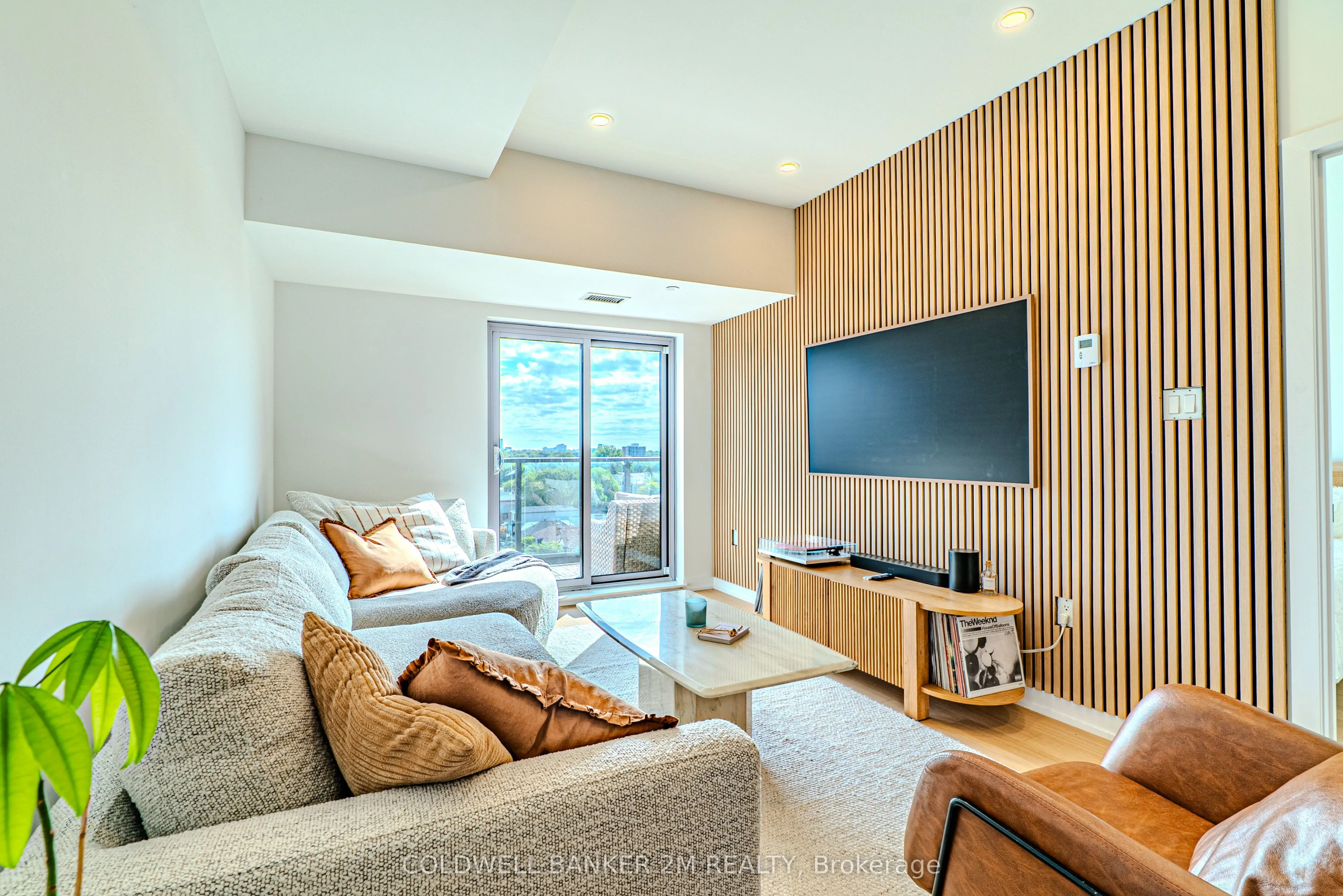 2433 Dufferin Street, #817