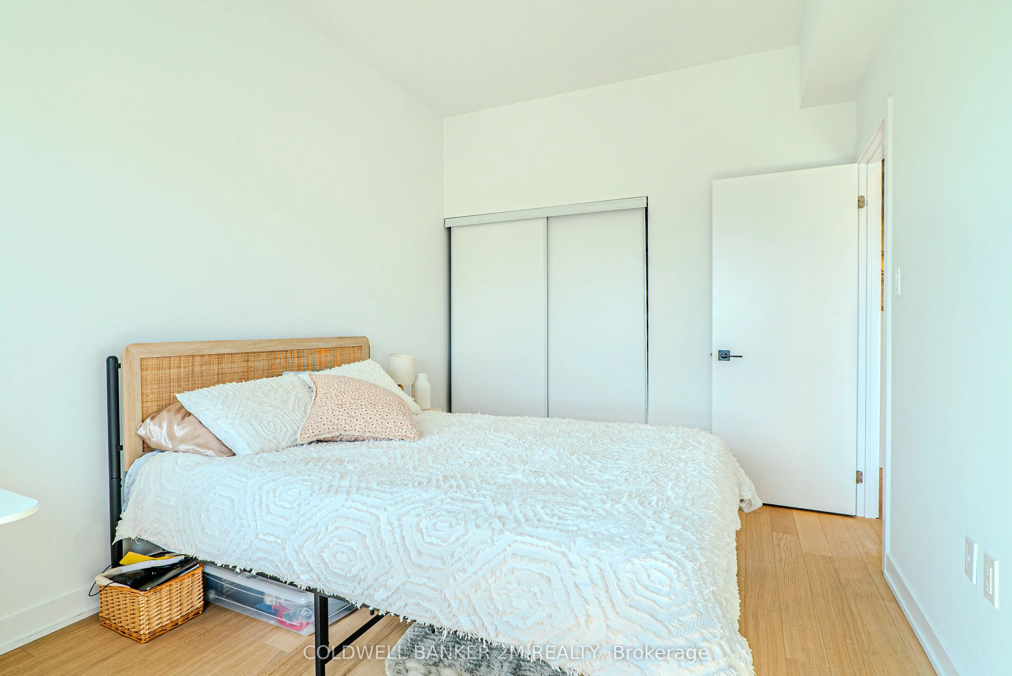 2433 Dufferin Street, #817