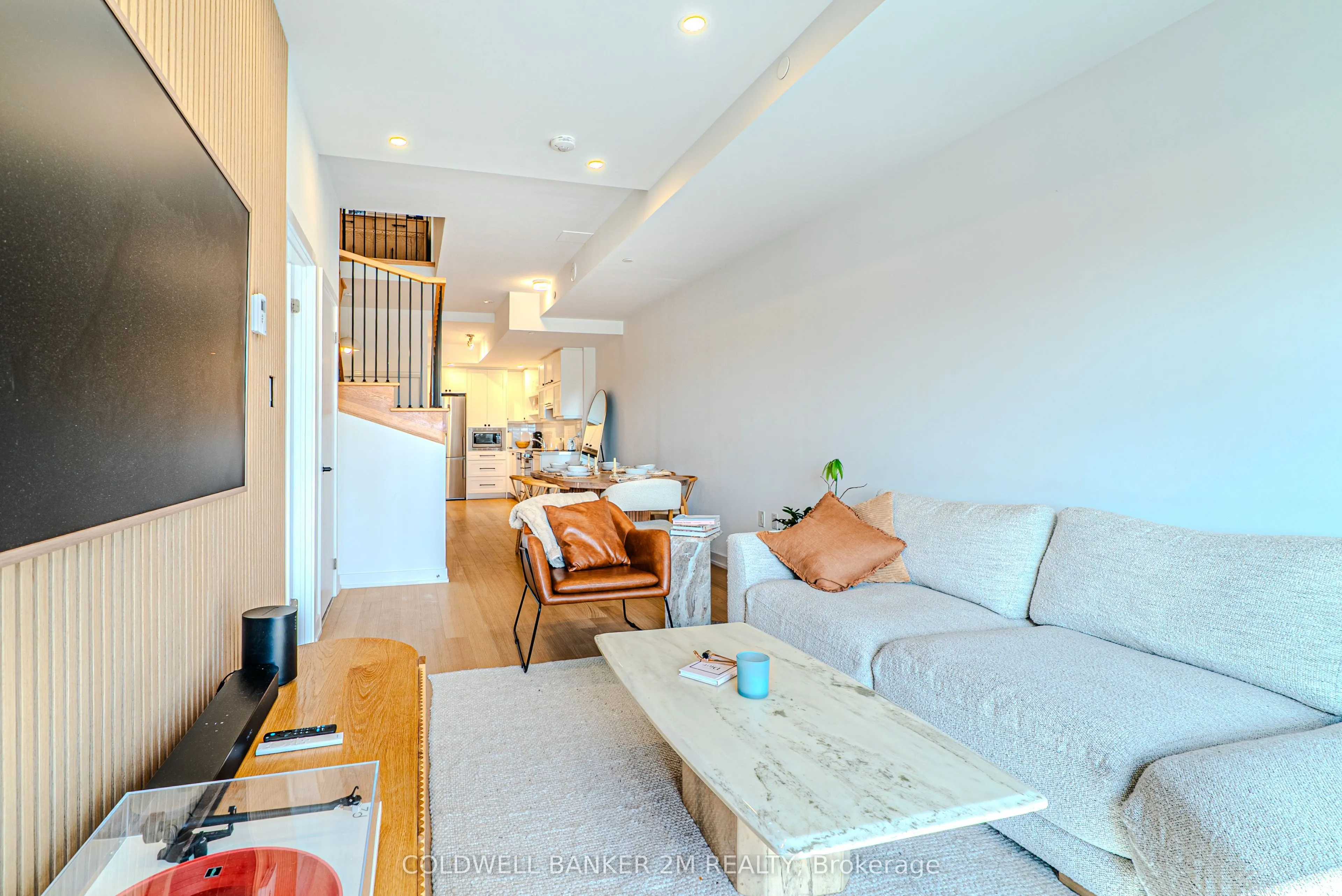 2433 Dufferin Street, #817