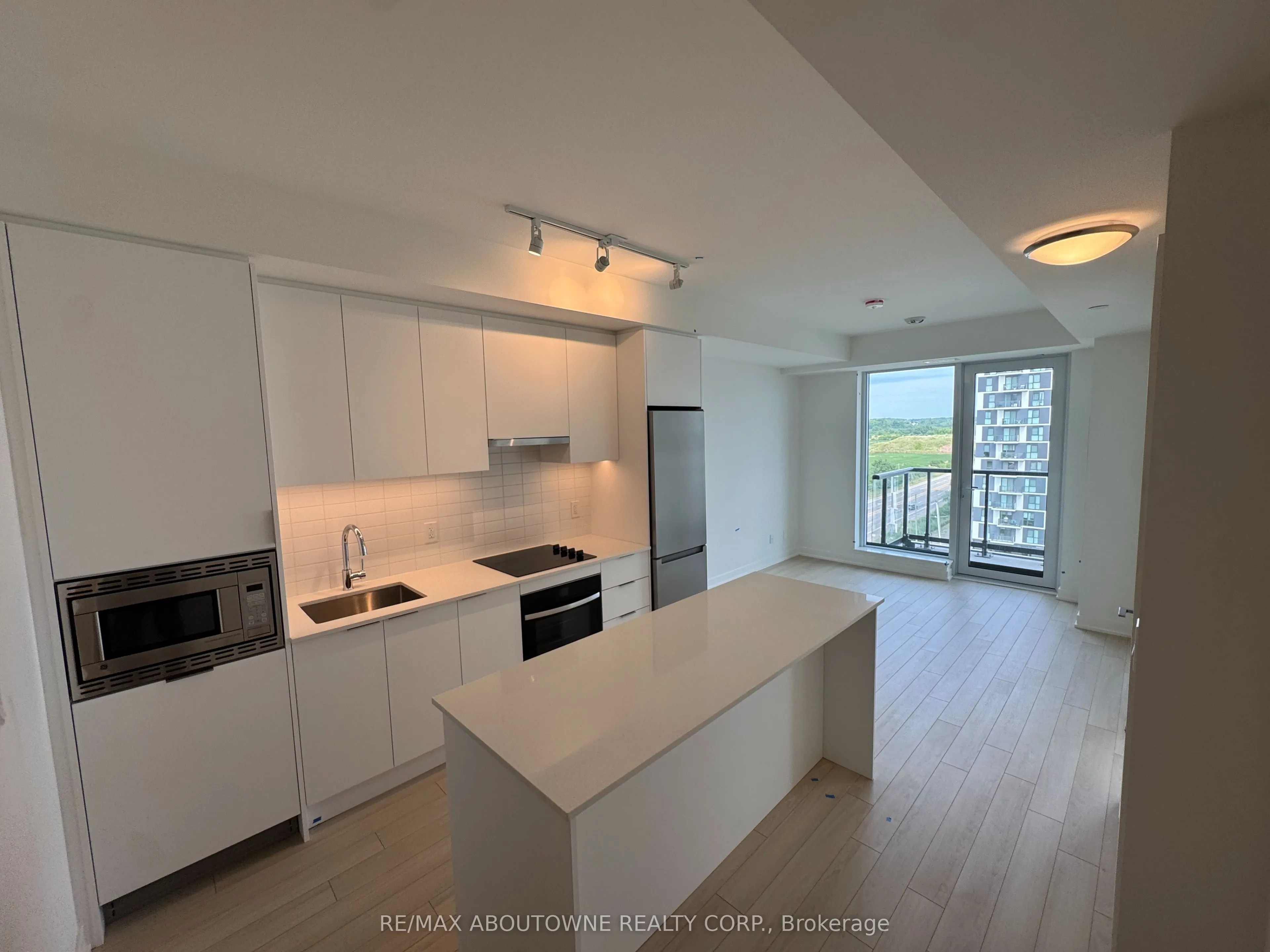3079 Trafalgar Road, #906