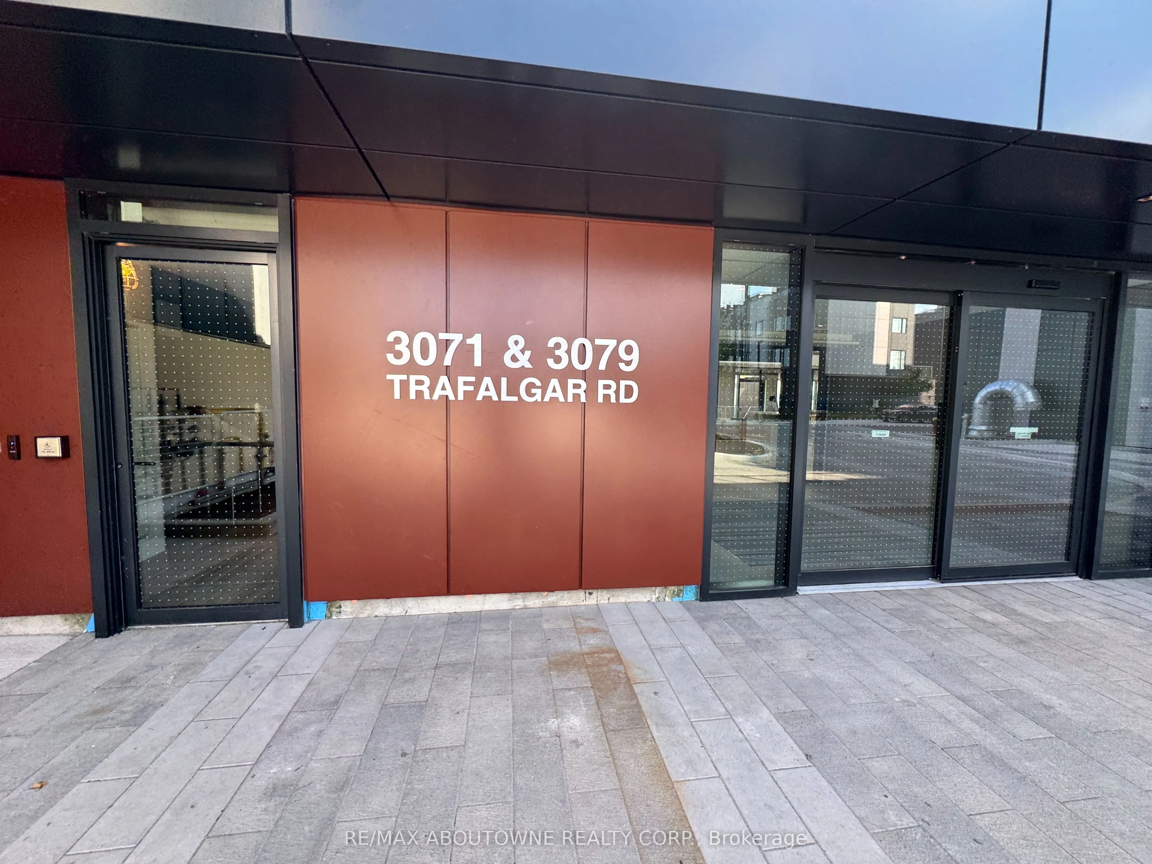 3079 Trafalgar Road, #906