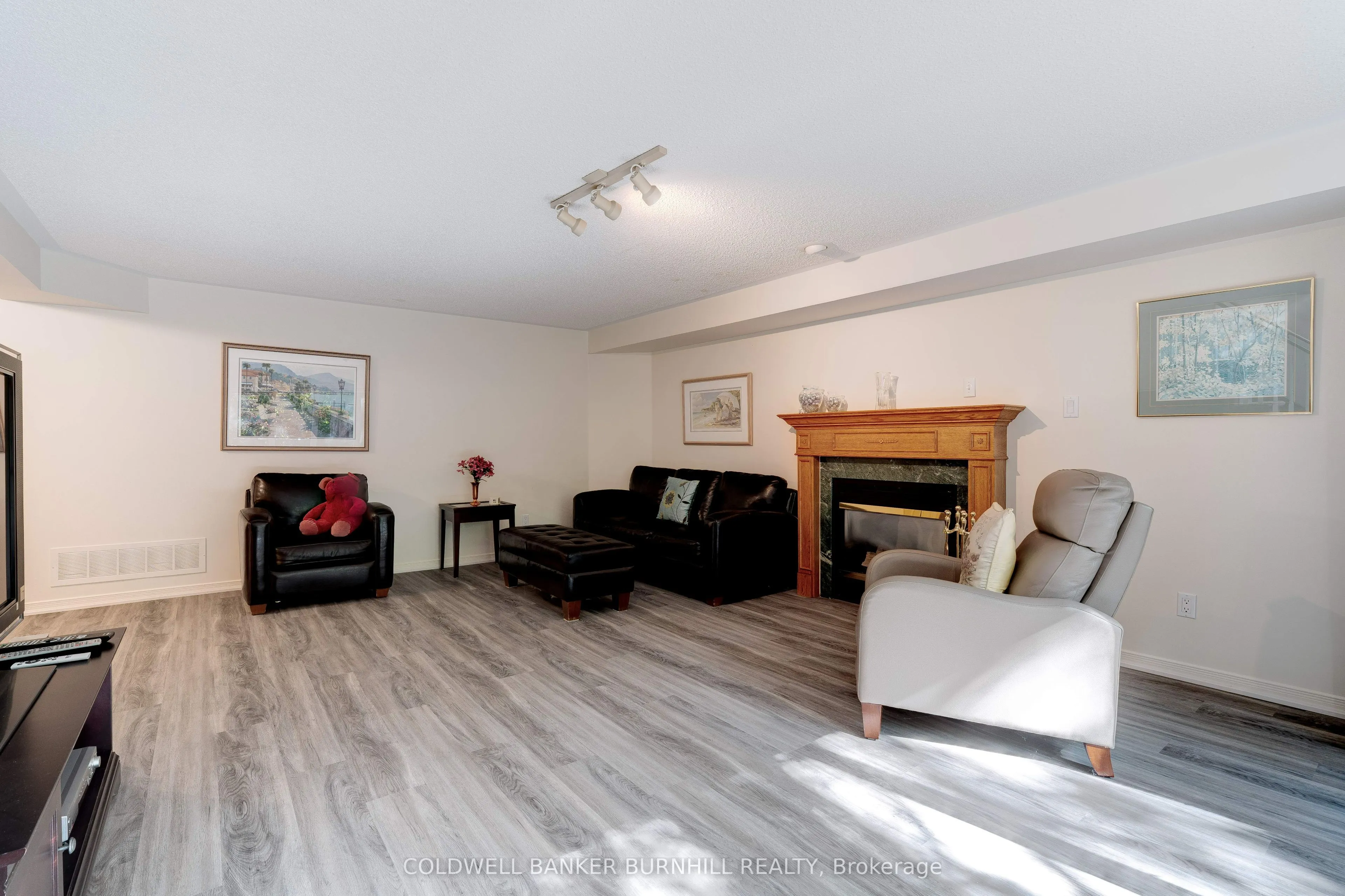 2500 WESTOAK TRAILS Boulevard