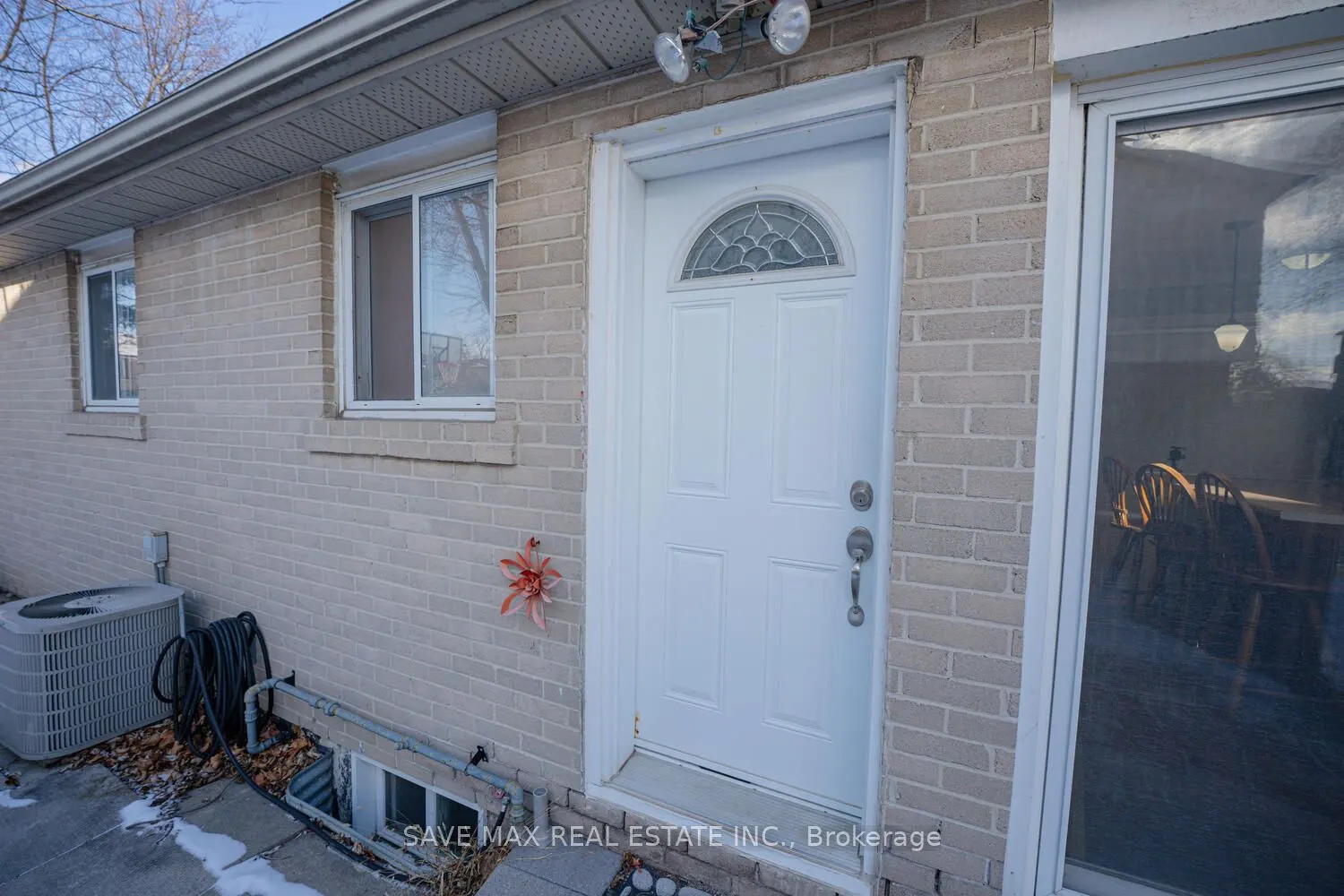 102 SUTHERLAND Avenue