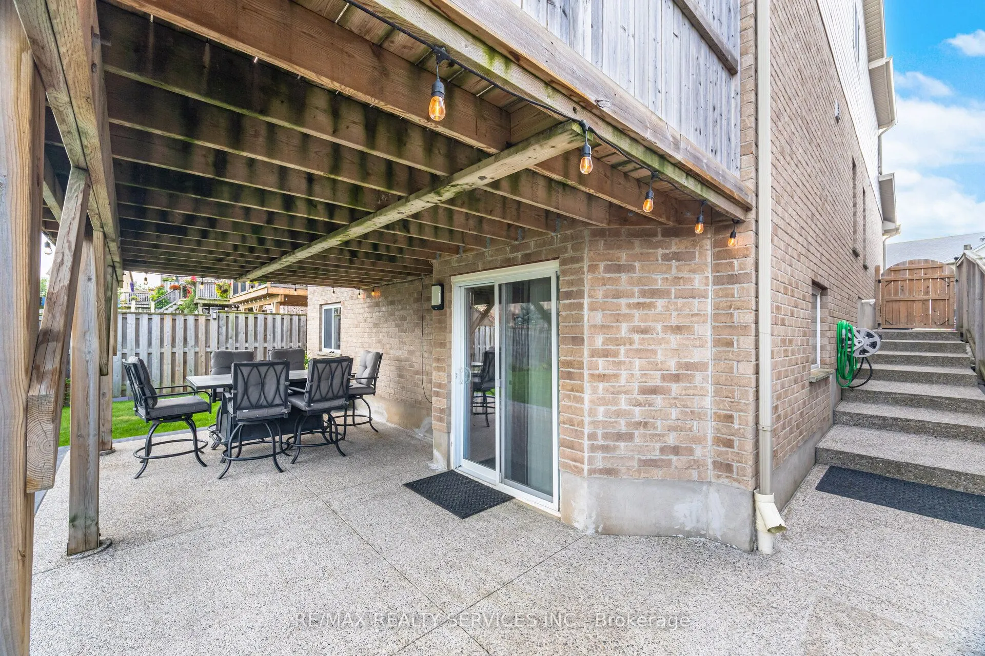 60 Dinnick Crescent