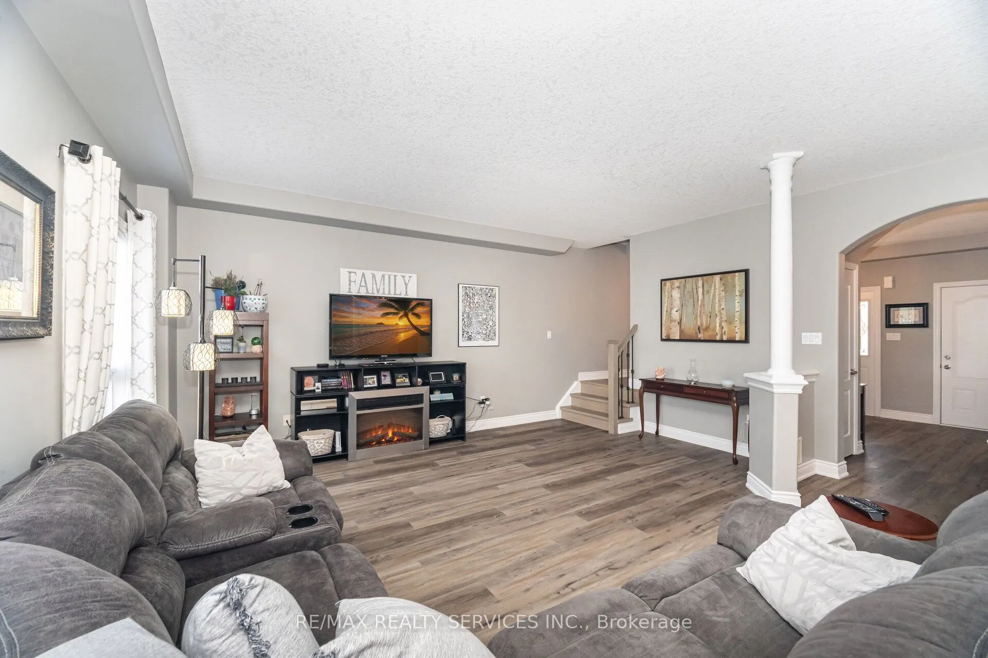 60 Dinnick Crescent