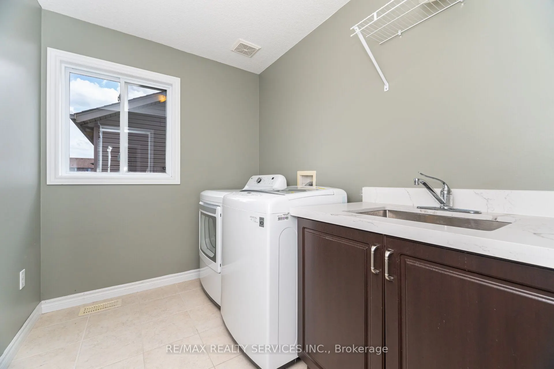 60 Dinnick Crescent