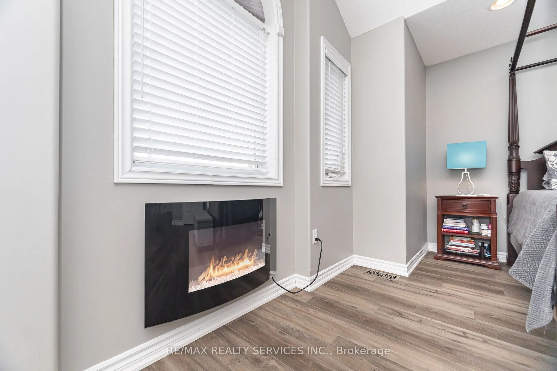 60 Dinnick Crescent
