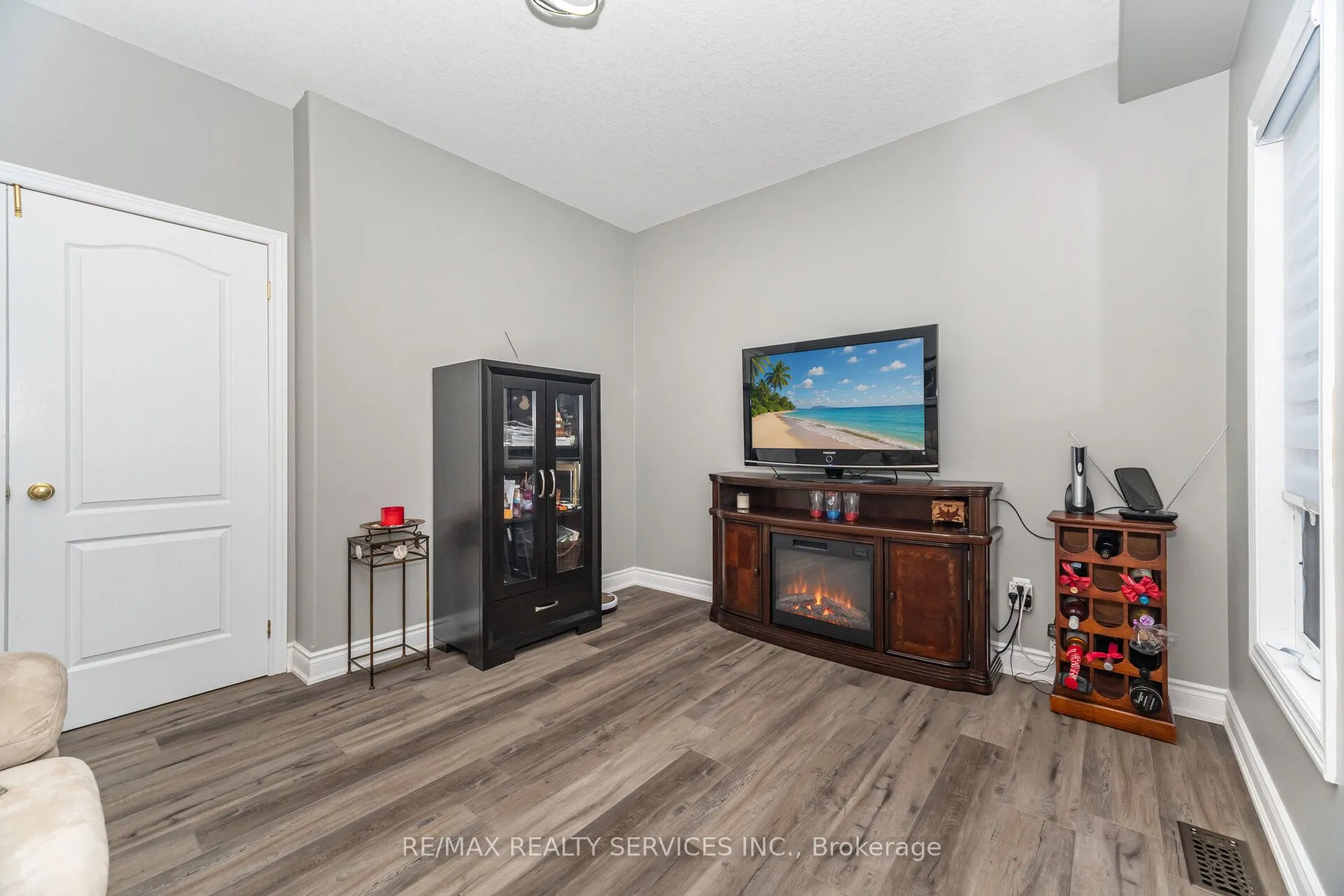60 Dinnick Crescent