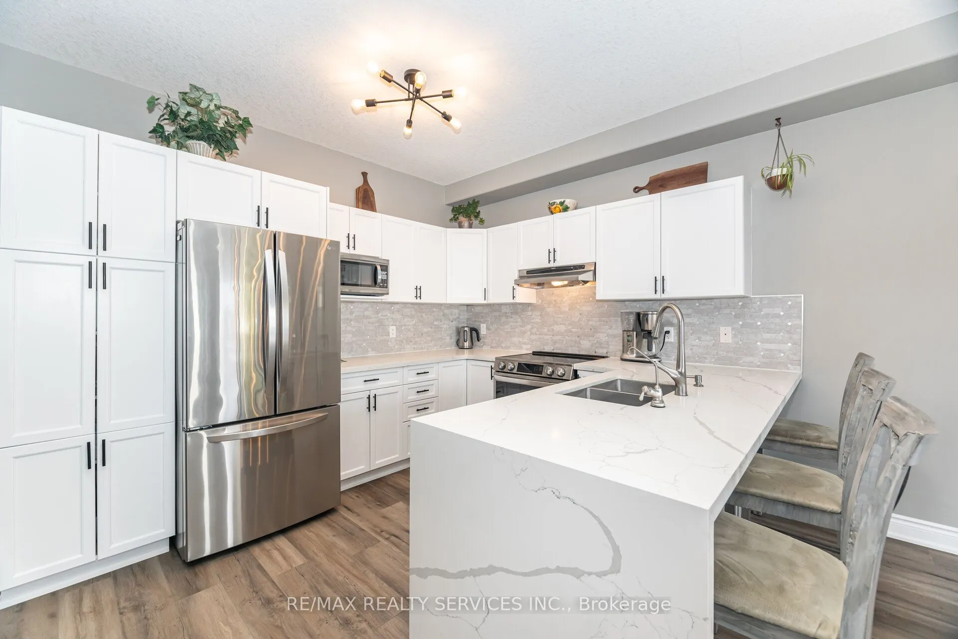60 Dinnick Crescent