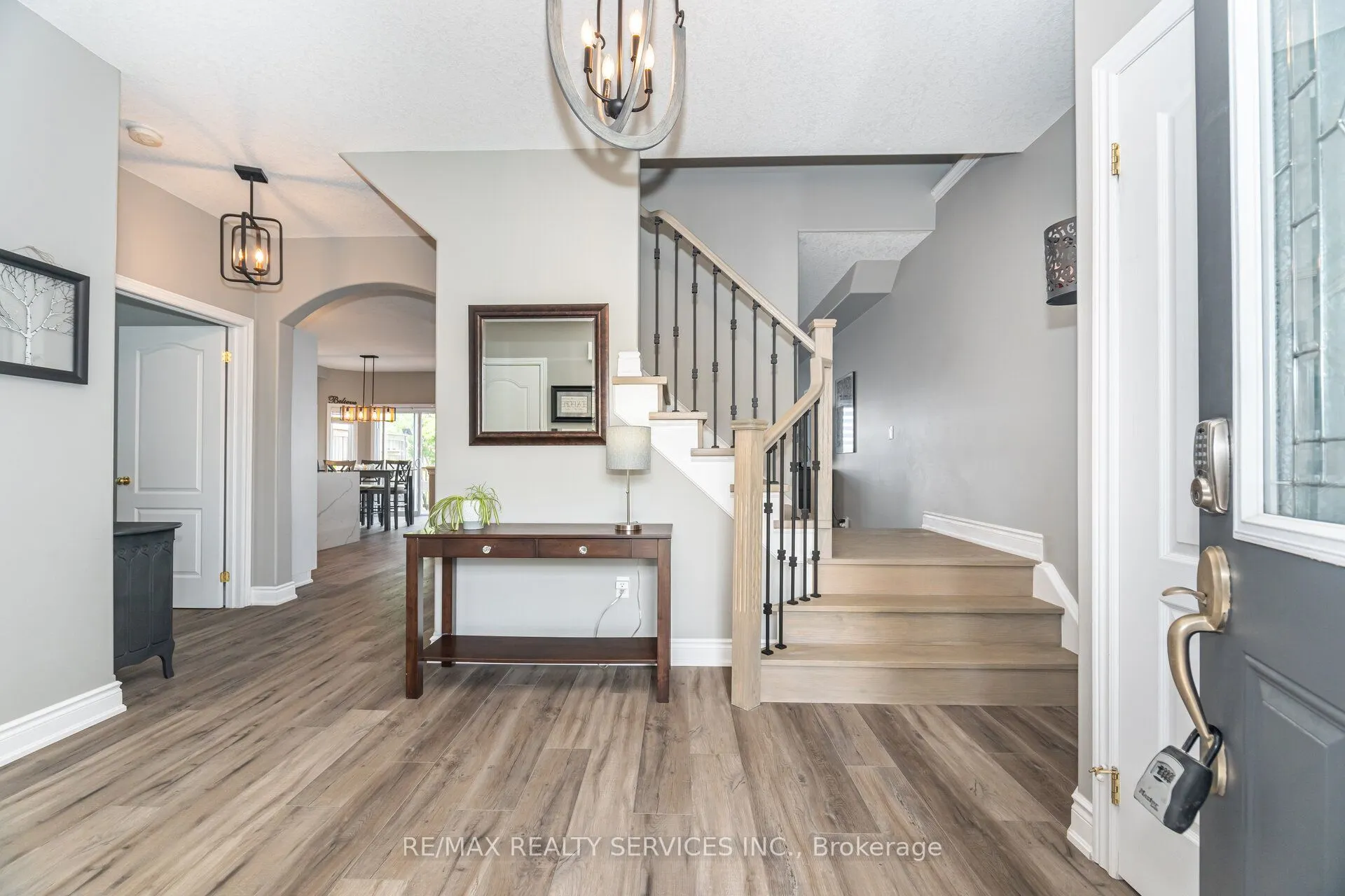 60 Dinnick Crescent