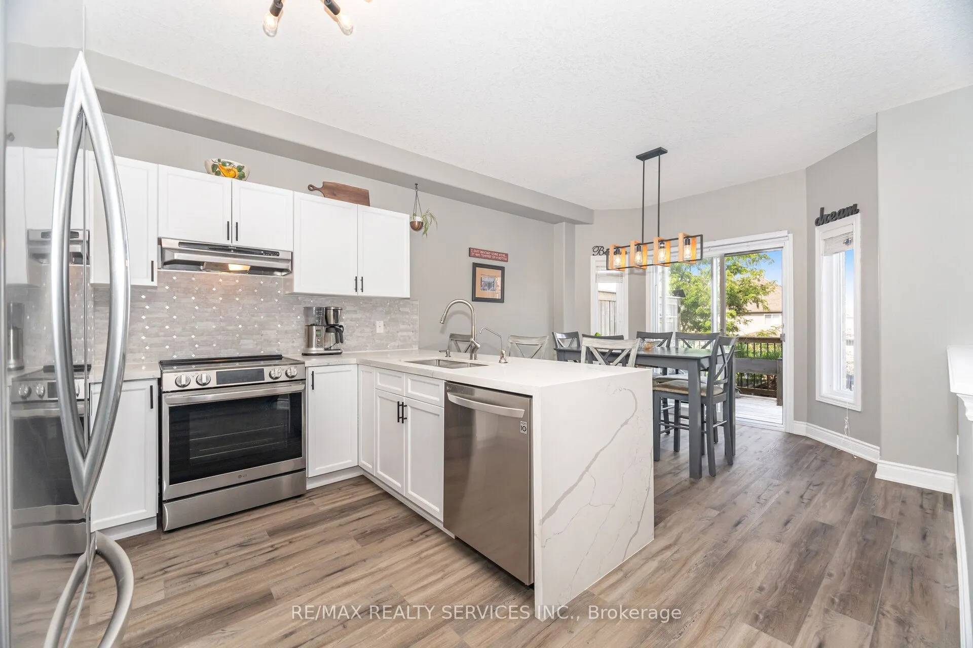 60 Dinnick Crescent
