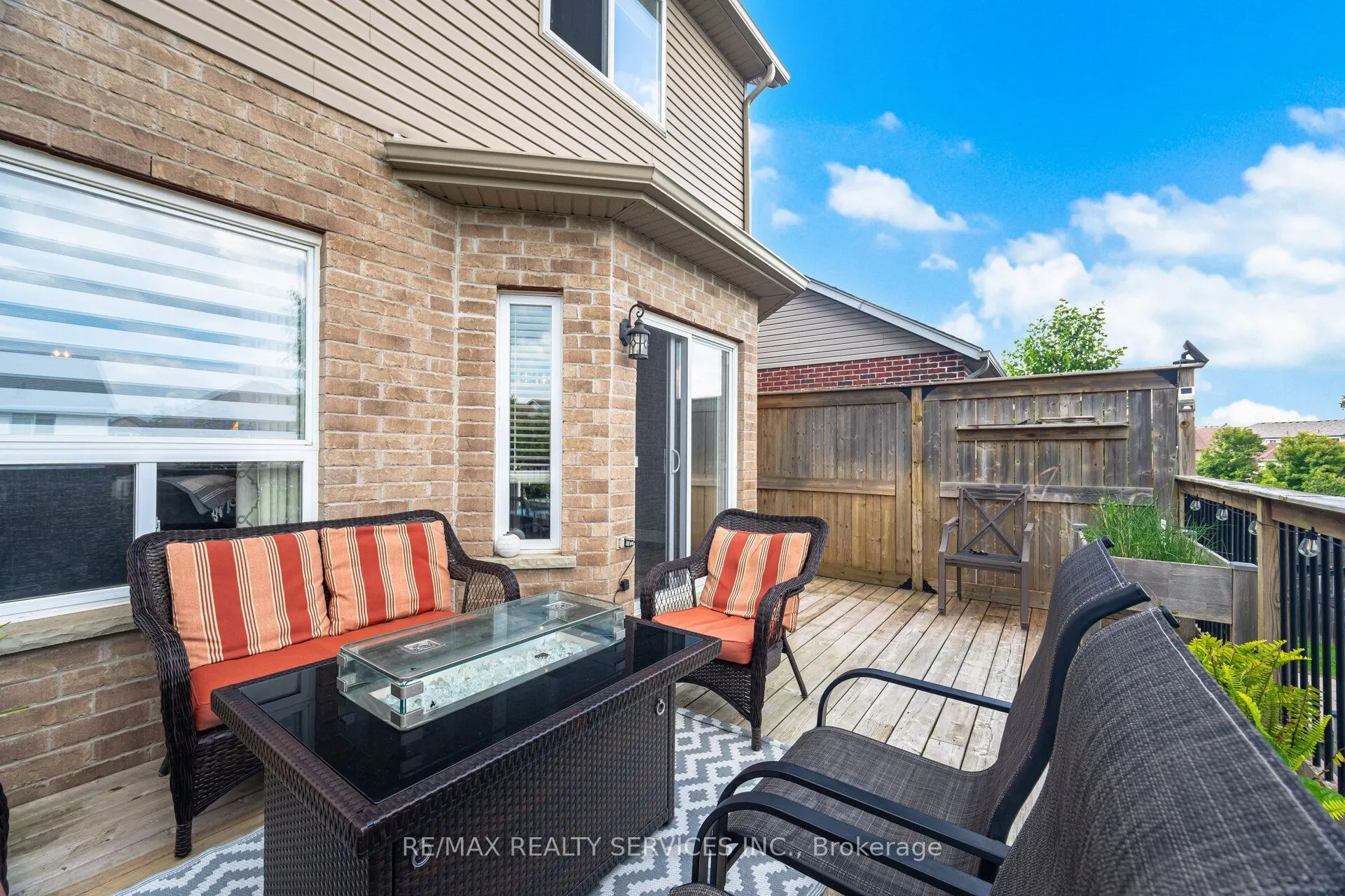 60 Dinnick Crescent