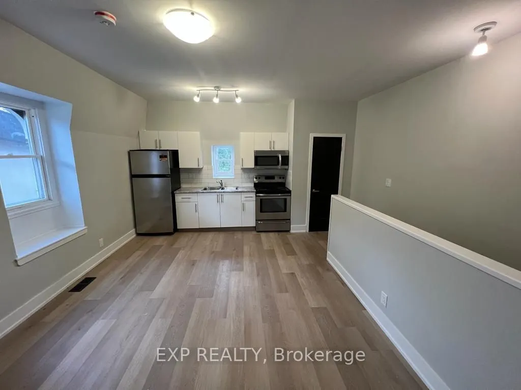 70 Nelson Street W, #B