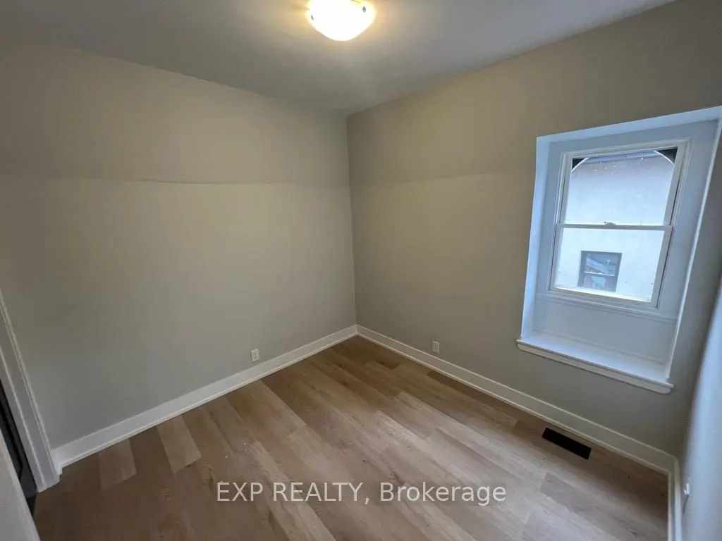 70 Nelson Street W, #B