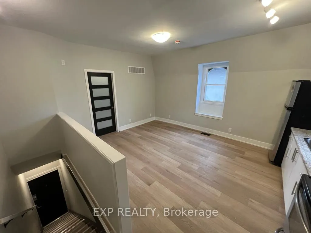 70 Nelson Street W, #B