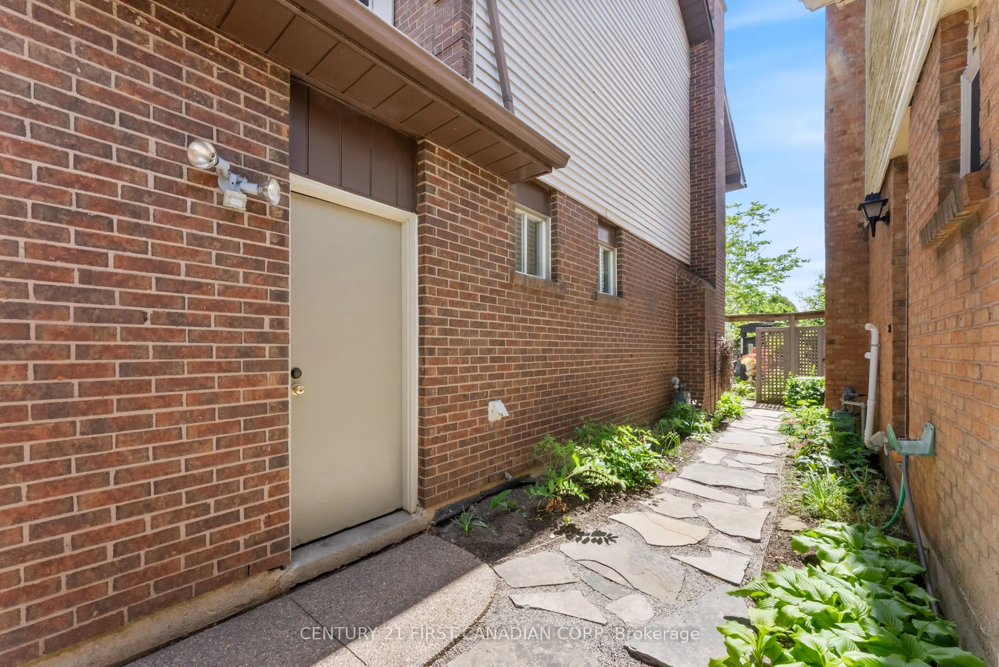 1224 Nathaniel Crescent