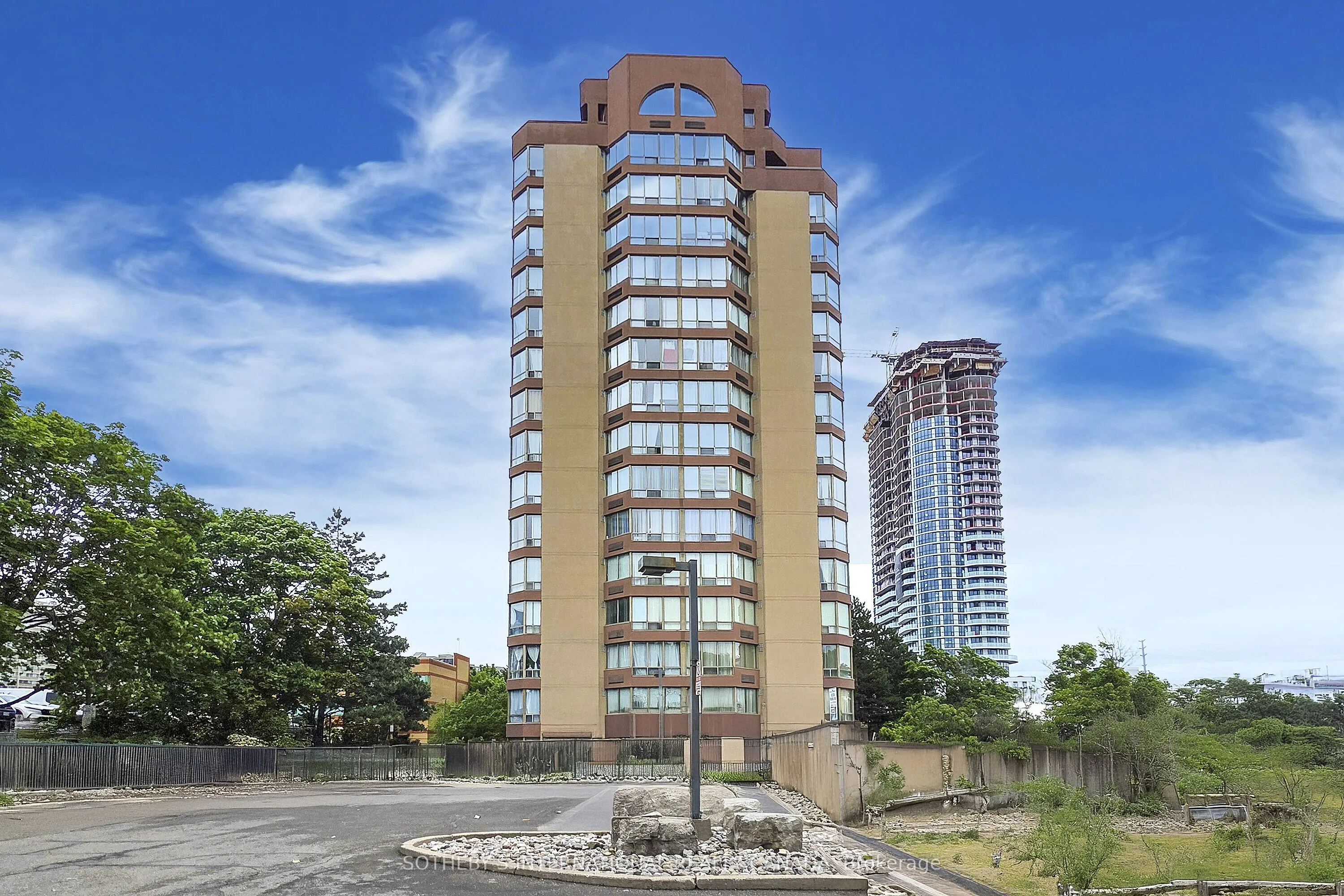 25 Fairview Road W, #406