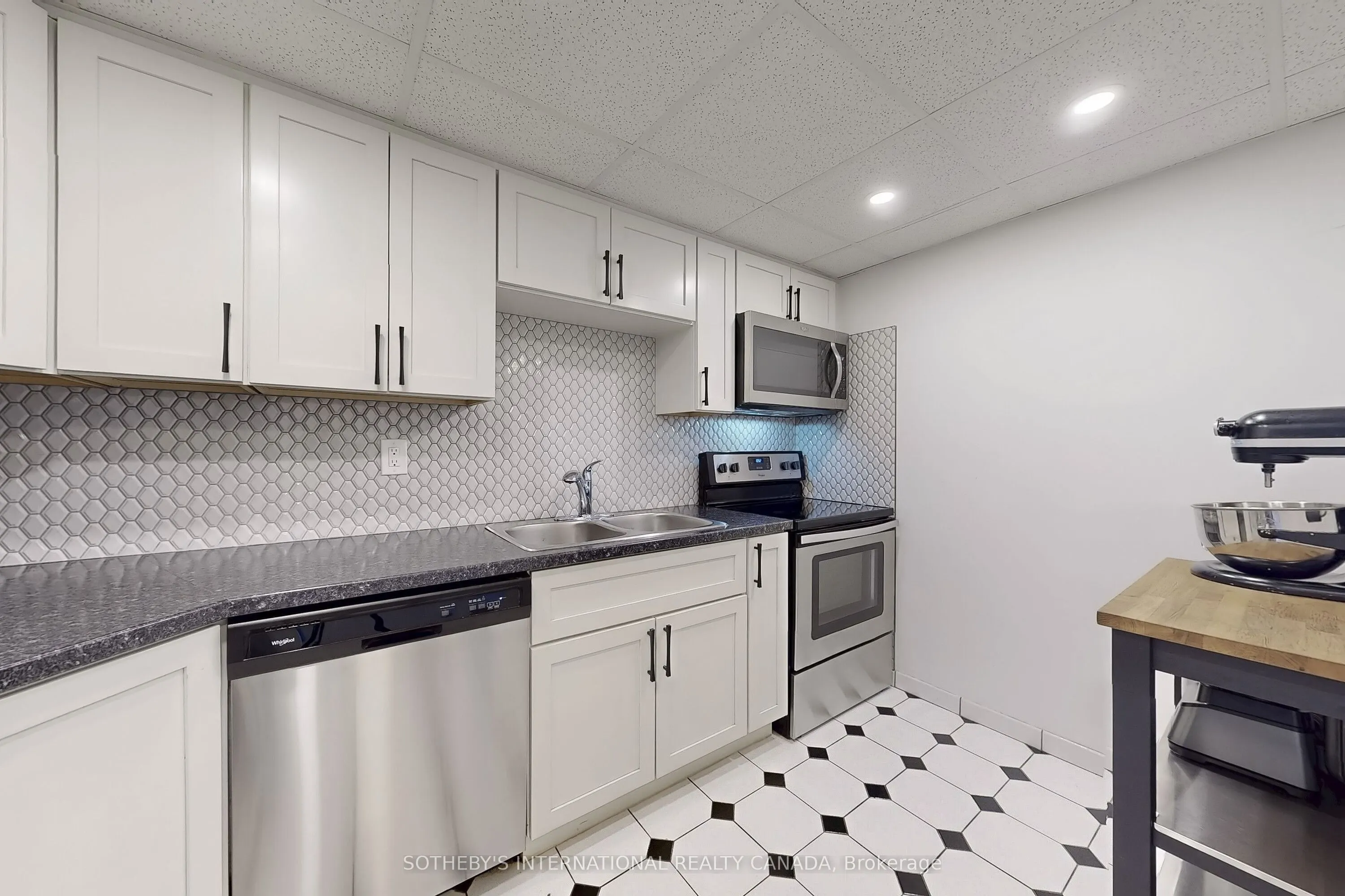 25 Fairview Road W, #406
