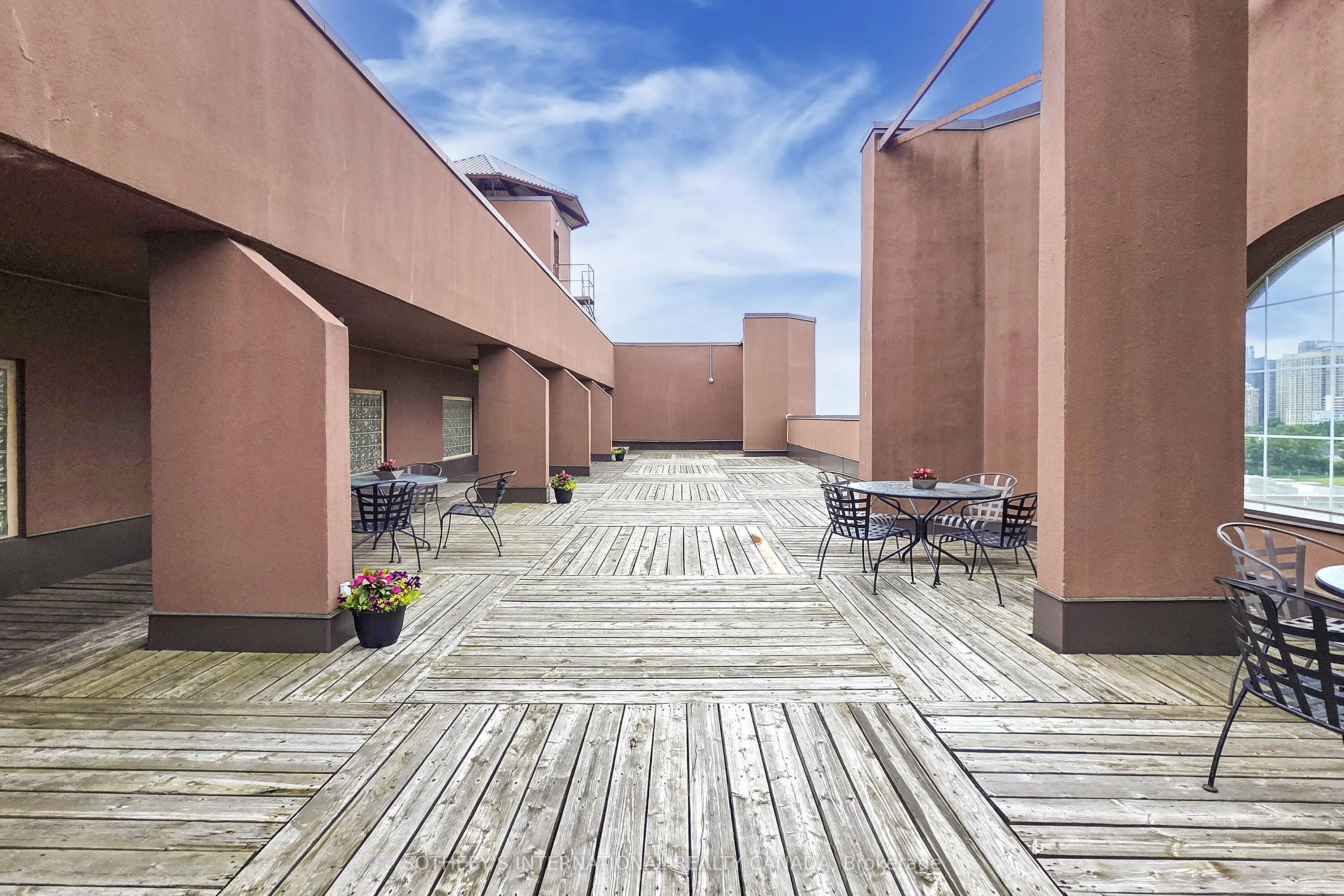 25 Fairview Road W, #406