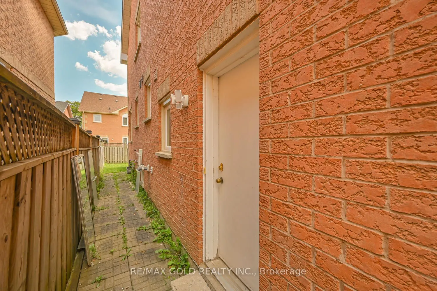 122 White Tail Crescent